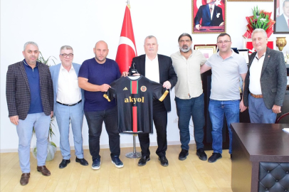 Armutlu’dan Yalovaspor’a 50 adet forma desteği