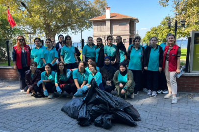 Gençler çevreyi temizledi