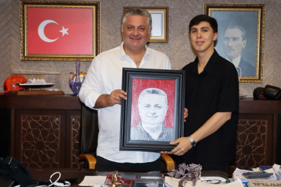 Yalova Üniversitesi öğrenicisinden Gürel’e anlamlı hediye