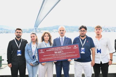 Yalova Üniversitesi öğrencileri ödülü Bakan Uraloğlu’ndan aldı