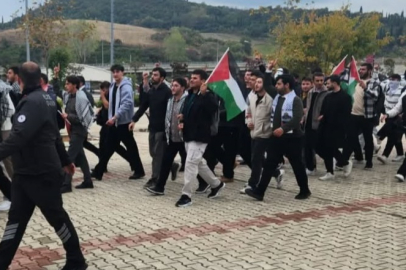 Yalova Üniversitesi’nde Gazze yürüyüşü! Yüzlerce öğrenci katıldı