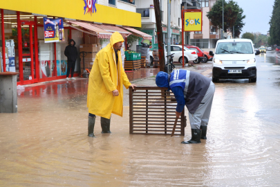 Çiftlikköy Belediyesi ekipleri yağmur mesaisinde