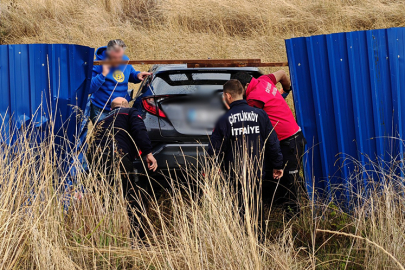 Çiftlikköy’de kontrolden çıkan araç boş araziye uçtu