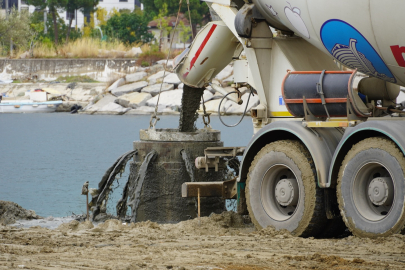 Armutlu Limanında zemin yenileme çalışmaları tüm hızıyla sürüyor