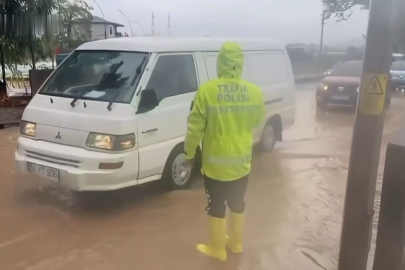 Yalova polisi yolda kalan sürücülerin yardımına koştu