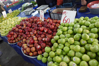 Yalova Semt Pazarında elma, kilosu 60 TL’den tezgahlarda