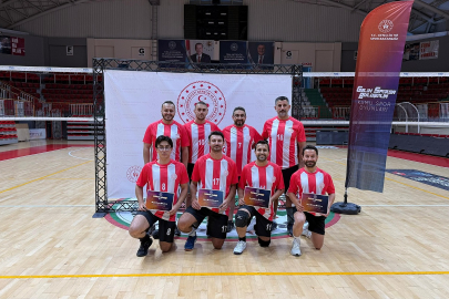 Yalova MEM şampiyonluk kupasını kaldırdı