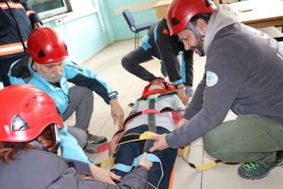 Öğrencilere gerçeğini aratmayan tahliye ve yangın tatbikatı