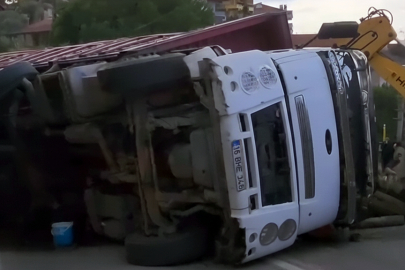 Esenköy’de odun yüklü kamyon devrildi