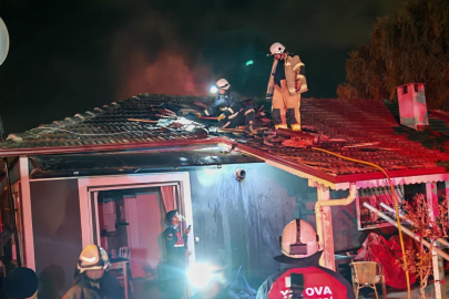 Yalova’da gece saatlerinde korkutan çatı yangını