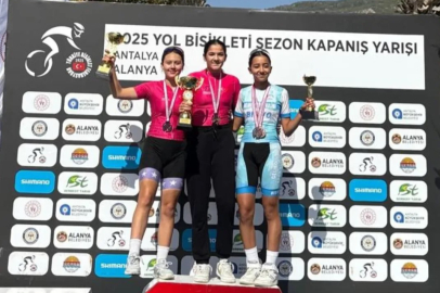 Genç bisikletçiler madalyalarla döndü