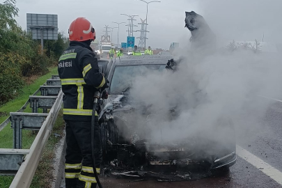 Otoyolda alevlere teslim olan araç küle döndü