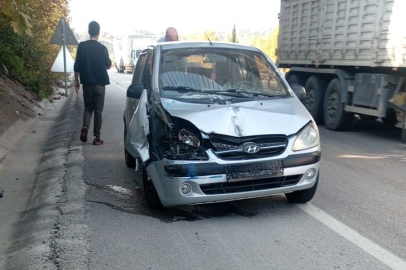 Yalova’da korkutan kaza! Otomobil kamyona çarptı