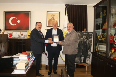 Babaoğlu ve Bayzan Başkan Kurt’a plaket takdim etti