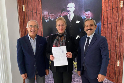 Selda Gülçiftçi Avcıoğlu mazbatasını aldı