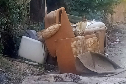 Bağlarbaşı Mahallesi’nde terkedilmiş koltuk takımı tepki çekti