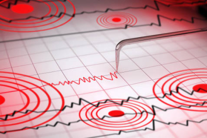 Sındırgı’da bir bina yıkıldı! Artçı sarsıntılar devam ediyor