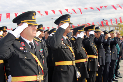 Cumhuriyet Coşkusu çelenk sunma töreni ile başladı