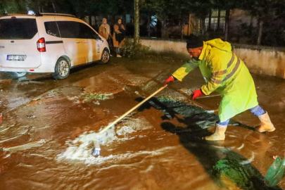 Yalova Belediyesi ekiplerinden sağanak mesaisi
