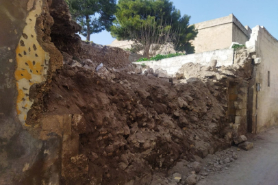 Yıkılan duvar yeniden yapılacak