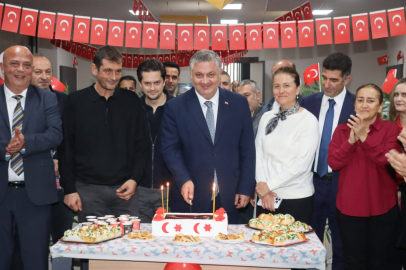 Ay yıldızlı pasta ile 102. yıl kutlaması