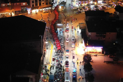 Altınova’da 300 metrelik Türk bayrağıyla fener alayı