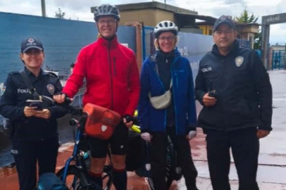 Turizm polisi turistleri güler yüzle karşılıyor