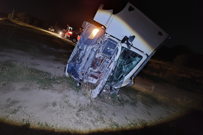 Yalova'da kamyon devrildi! 1 yaralı