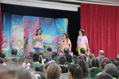 Subaşılı öğrenciler, Zorba Olma, Dost Ol oyununu izledi