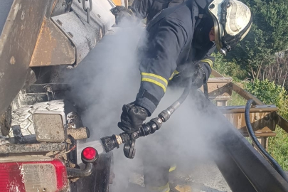 Hareket halindeki kamyon alev aldı