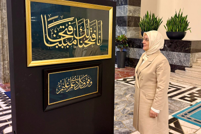 Akyol “Hilalin Işığında” sergisini gezdi