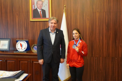 Dünya ikincisi Tuba Demir, başarısını Bahçakapılı ile paylaştı