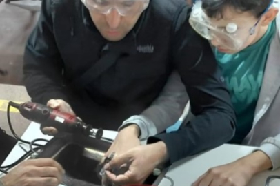 Parmağına sıkışan oyuncak rulmanı operasyonla çıkardılar