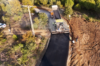 Köy yollarında sıcak asfalt çalışmaları devam ediyor