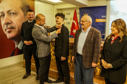 Zafer Partili başkan AK Parti’ye katıldı! Rozeti Güçlü taktı