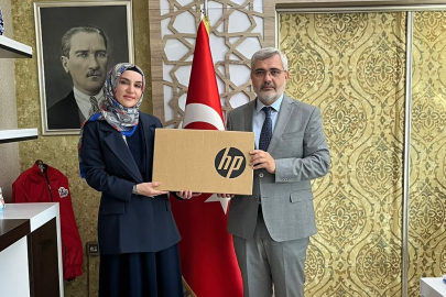 Ödülünü Millî Eğitim Müdürü takdim etti