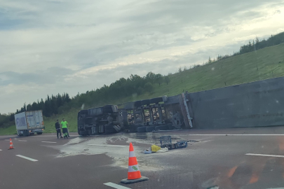 Altınova’da TIR devrildi!