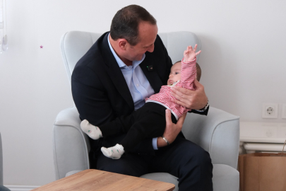 Başkan amcaları minikleri evinde ziyaret etti