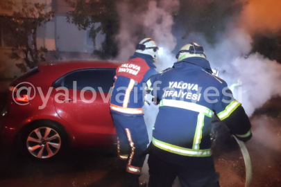Yalova’da alevlere teslim olan otomobil küle döndü