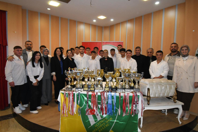 Güreşçilere yılsonu ödül yemeği