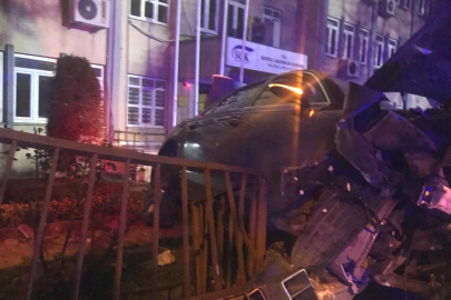 Yalova'da otomobil,  SGK Müdürlüğü’nün bahçesine uçtu!
