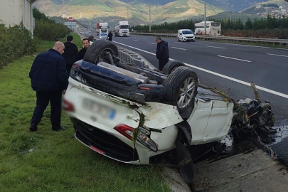 Otoyolda takla atan otomobilin motoru düştü! 1 yaralı
