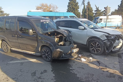 Altınova’da iki otomobil çarpıştı! İtfaiye ekipleri müdahale etti