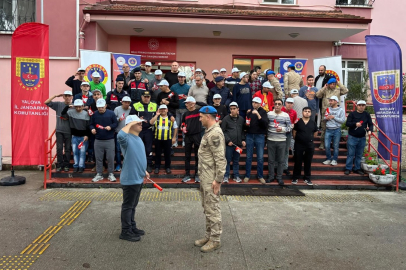 Engelliler jandarmaları asker selamı ile karşıladı