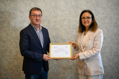 Vali Kaya’dan engelli dostu Aksa ve Sefine’ye teşekkür belgesi