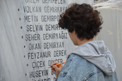 Deprem Anıtı’nın yazılarını yenilediler, ‘’Bu hafızayı diri tutmak bizim vefa borcumuz’’