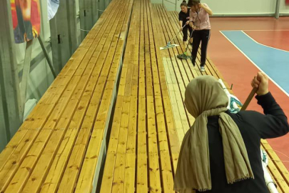 Esenköy’ün hanımlarından örnek davranış! Kapalı spor salonunu temizlediler