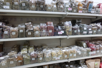 Aktarlar yılbaşı öncesi hareketlendi: Tezgahlarda çeşit çeşit bitki çayı ilgi görüyor