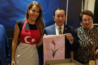 Suna Koçal THY Lansmanında ebru sanatını tanıttı