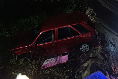 Yalova tersaneler bölgesinde otomobil dereye uçtu